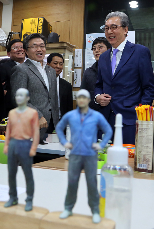창조경제 모델을 벤치마킹하기 위해 지난 23일 대전센터를 방문한 쏨킷 짜뚜씨피탁 태국 경제부총리(사진 오른쪽)가 임종태 대전센터장(사진 왼쪽에서 두번째)에게서 벤처기업 인큐베이팅 실태에 대한 설명을 들으며 3D프린터 제작소를 둘러보고 있다.    [사진제공=SK]