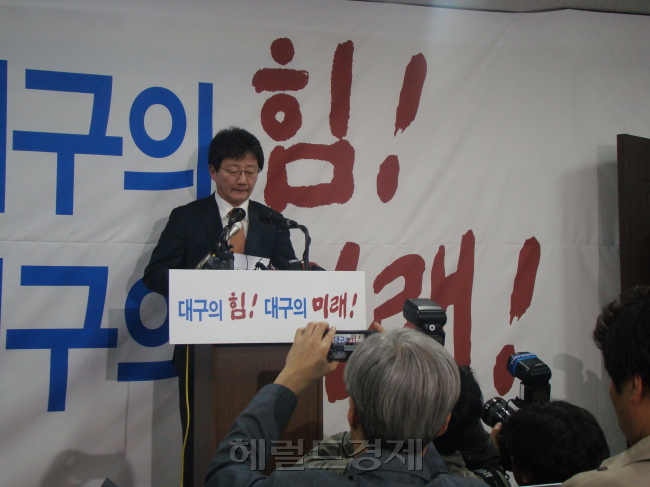 유승민 의원이 23일 오후 10시 50분께 대구 동구 자신의 선거사무소에서 기자회견을 열고 새누리당을 탈당, 무소속 총선 출마를 선언하고 있다.[사진=김병진기자]