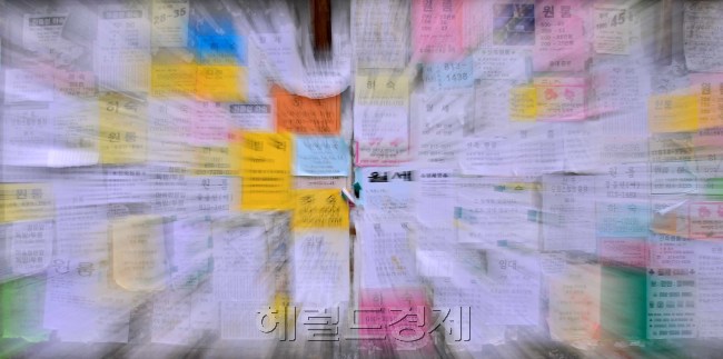 서울시가 월세계약 등록제를 재추진하는 이유는 정확한 현황파악을 통한 자료활용에 있다. 하지만 국토부는 시장 위축의 가능성과 신고 자체가 어느 정도 규제가 들어간다는 이유로 반대하고 있다. 사진은 서울의 한 대학가 벽보. 이상섭 기자/babtong@heraldcorp.com