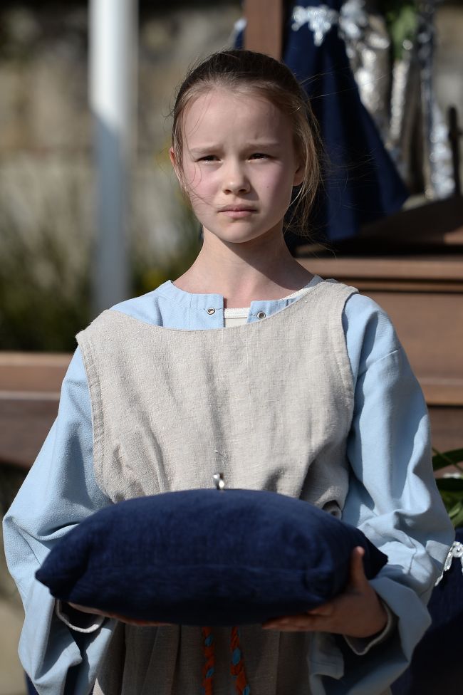 A girl in the role of young Joan of Arc carries a 15th-century ring believed to have been owned by the French heroine during a ceremony on March 20 at the Puy du Fou historical theme park in Les Epesses, western France. (AFP-Yonhap)