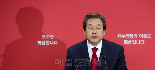 김무성 새누리당 대표가 24일 오후 서울 여의도 새누리당 당사에서 긴급 기자회견을 가지고 있다. 김 대표는 은평을, 대구 동구갑을, 서울 송파을, 달성군 보류지역 5곳무공천 지역으로 남기기 위해 후보등록이 끝나는 내일까지 최고위원을 열지 않고 공관위 결정에 대해서 의결을 하지 않기로 결정했다고 밝혔다. 박해묵 기자/mook@heraldcorp.com