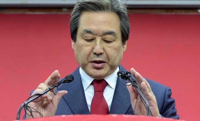 김무성 새누리당 대표가 24일 오후 서울 여의도 새누리당 당사에서 긴급 기자회견을 가지고 있다. 김 대표는 은평을, 대구 동구갑을, 서울 송파을, 달성군 보류지역 5곳무공천 지역으로 남기기 위해 후보등록이 끝나는 내일까지 최고위원을 열지 않고 공관위 결정에 대해서 의결을 하지 않기로 결정했다고 밝혔다. 박해묵 기자/mook@heraldcorp.com
김무성 새누리당 대표가 24일 오후 서울 여의도 새누리당 당사에서 긴급 기자회견을 가지고 있다. 김 대표는 은평을, 대구 동구갑을, 서울 송파을, 달성군 보류지역 5곳무공천 지역으로 남기기 위해 후보등록이 끝나는 내일까지 최고위원을 열지 않고 공관위 결정에 대해서 의결을 하지 않기로 결정했다고 밝혔다. 박해묵 기자/mook@heraldcorp.com