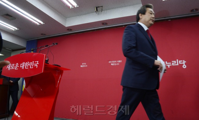 김무성 새누리당 대표가 24일 오후 서울 여의도 새누리당 당사에서 긴급 기자회견을 가지고 있다. 김 대표는 은평을, 대구 동구갑을, 서울 송파을, 달성군 보류지역 5곳무공천 지역으로 남기기 위해 후보등록이 끝나는 내일까지 최고위원을 열지 않고 공관위 결정에 대해서 의결을 하지 않기로 결정했다고 밝혔다. 박해묵 기자/mook@heraldcorp.com
김무성 새누리당 대표가 24일 오후 서울 여의도 새누리당 당사에서 긴급 기자회견을 가지고 있다. 김 대표는 은평을, 대구 동구갑을, 서울 송파을, 달성군 보류지역 5곳무공천 지역으로 남기기 위해 후보등록이 끝나는 내일까지 최고위원을 열지 않고 공관위 결정에 대해서 의결을 하지 않기로 결정했다고 밝혔다. 박해묵 기자/mook@heraldcorp.com