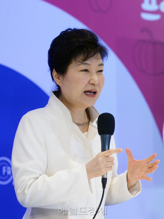 더불어민주당은 24일 박근혜 대통령이 전국에 경계태세 강화를 지시한 데 대해 안보불안을 총선에 이용하려한다고 비판했다. 사진은 이날 한불 수교 130주년을 기념해 서울 신라호텔에서 열린 프랑스 미식주간 마스터클래스 행사에 참석한 박 대통령. 사진=안훈 기자/rosedale@heraldcorp.com