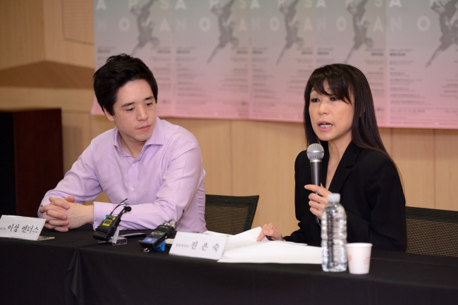German-Korean cellist Isang Enders (left) and Seoul Philharmonic Orchestra composer-in-residence Chin Un-suk speak at a press conference held at the SPO practice room at the Sejong Center in Seoul on Thursday. (Seoul Philharmonic Orchestra)
