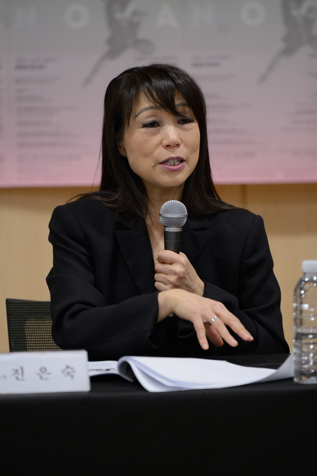 Seoul Philharmonic Orchestra composer-in-residence Chin Un-suk speaks at a press conference held at the SPO practice room at the Sejong Center in Seoul on Thursday. (Seoul Philharmonic Orchestra)