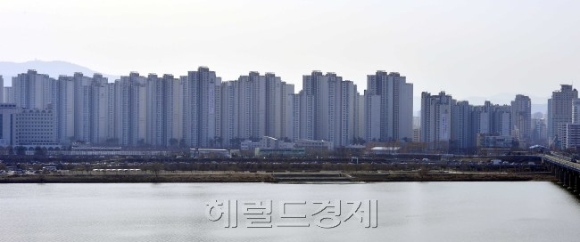 부동산 시장의 성수기로 통하는 3월이 끝나가지만 아파트 매매가는 마이너스 행진을 이어가고 있고 거래도 부진한 모습이다. 사진은 서울 잠실 아파트 단지. [사진=이상섭 기자/babtong@heraldcorp.com]