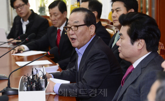 25일 오전 서울 여의도 국회 새누리당 원내대표실에서 최고위원 간담회를 마친 서청원 최고위원(오른쪽 두번째)이 기자간담회를 가지고 있다. 서 최고위원은 “김무성 대표가 사퇴를 하든지 책임을 져야 한다”고 하는 등 ‘옥새 반란’을 일으킨 김 대표를 강하게 비판했다.