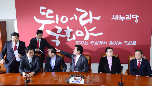 25일 오전 서울 여의도 국회 새누리당 원내대표실에서 최고위원 간담회를 마친 원유철 원내대표(오른쪽 세번째)를 비롯한 최고위원들이 분주하게 움직이고 있다. 원 원내대표는 “당인은 개인 소유물이 아니며, 당장 반환해야 한다”면서 ‘옥새 반란’을 일으킨 김무성 대표를 강하게 비판했다.  박해묵 기자/mook@