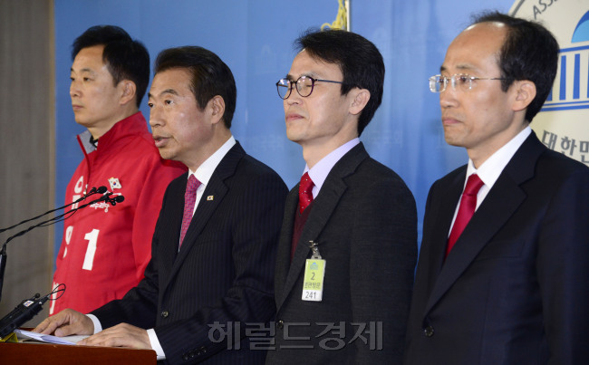 25일 오전 서울 여의도 국회 정론관에서 새누리당 서울송파을 유영하, 대구동구갑 정종섭, 서울은평을 유재길, 대구달성군 추경호 후보가 김무성 대표 최고위원의 5개 지역구에 대한 의결 거부에 대해 “김 대표는 당의 분열을 조장하는 작금의 사태를 대승적 차원에서 결단하고 최고위원회의로 돌아와서 책임 있는 모습을 보여주길 촉구한다”고 밝혔다.  박해묵 기자/mook@