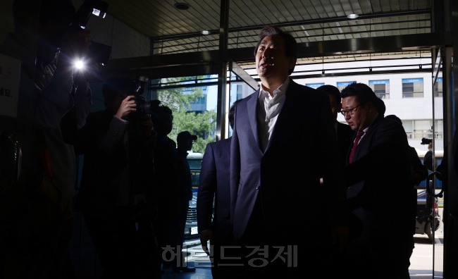 지난 24일 5개 공천 지역구에 대한 의결을 거부하고 부산에 다녀온 김무성 새누리당 대표가 25일 오전 서울로 상경해 여의도 새누리당 당사로 들어오고 있다. 박해묵 기자/mook@heraldcorp.com