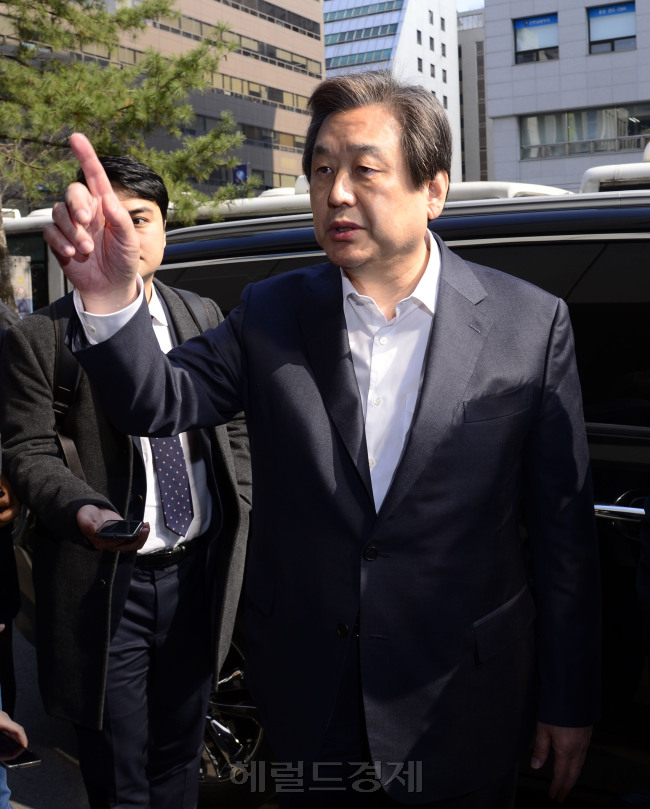 지난 24일 5개 공천 지역구에 대한 의결을 거부하고 부산에 다녀온 김무성 새누리당 대표가 25일 오전 서울로 상경해 여의도 새누리당 당사로 들어오고 있다. 박해묵 기자/mook@heraldcorp.com