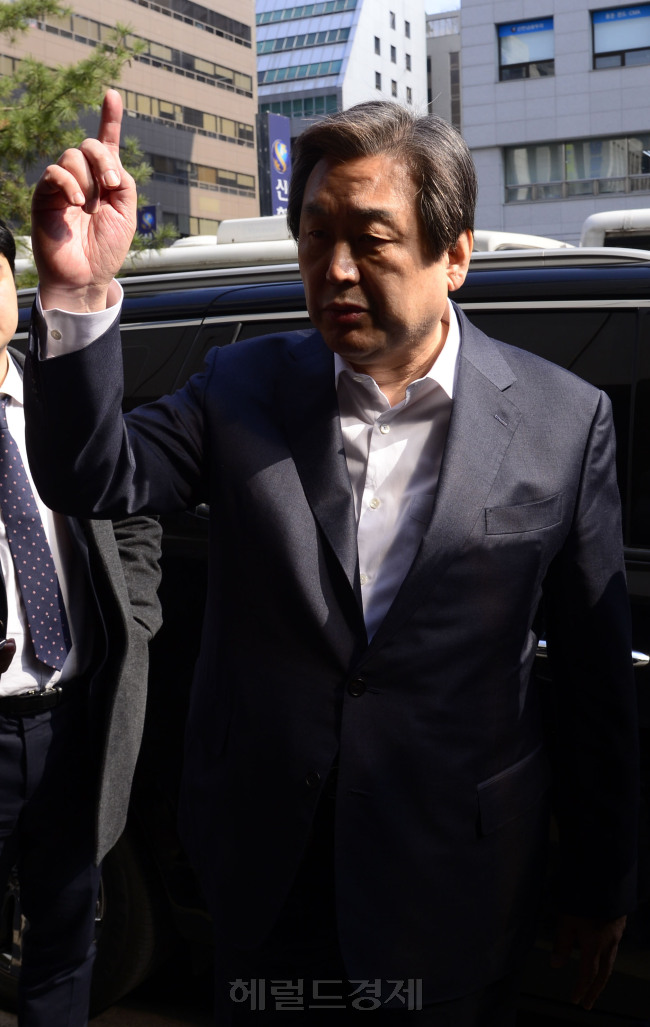 지난 24일 5개 공천 지역구에 대한 의결을 거부하고 부산에 다녀온 김무성 새누리당 대표가 25일 오전 서울로 상경해 여의도 새누리당 당사로 들어오고 있다. 박해묵 기자/mook@heraldcorp.com