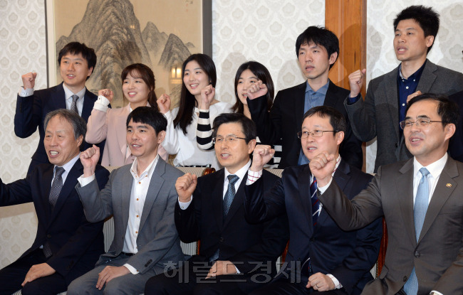 황교안 국무총리가 25일 삼청동 서울총리공관에서 이세돌 9단 등 바둑기사 10명과 오찬간담회를 갖고 이들을 격려했다. 사진=안훈 기자/rosedale@heraldcorp.com