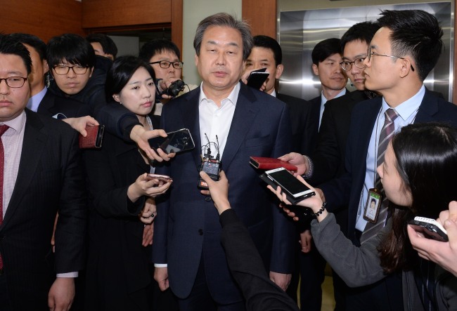 김무성 새누리당 대표가 25일 오전 서울 여의도 새누리당 당사에서 열리는 최고위원회의에 참석하고 있다. 박해묵 기자/mook@heraldcorp.com
김무성 새누리당 대표가 25일 오전 서울 여의도 새누리당 당사에서 열리는 최고위원회의에 참석하고 있다. 박해묵 기자/mook@heraldcorp.com