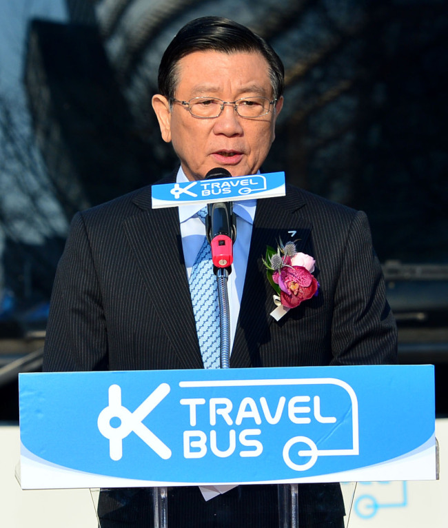 Park Sam-gu, chairman of Visit Korea Committee and Kumho Asiana Group, speaks Friday at the launch event of K-Travel Bus in Gwanghwamun, Seoul. (Yoon Byung-chan/The Korea Herald)