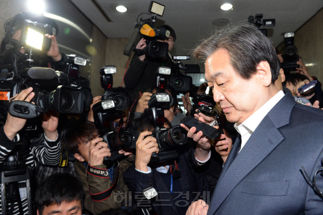새누리당 공천갈등이 최고조에 달한 25일 오전 새누리당 김무성 대표가 여의도 당사 대표실로 들어오고 있다. 박해묵 기자/mook@heraldcorp.com