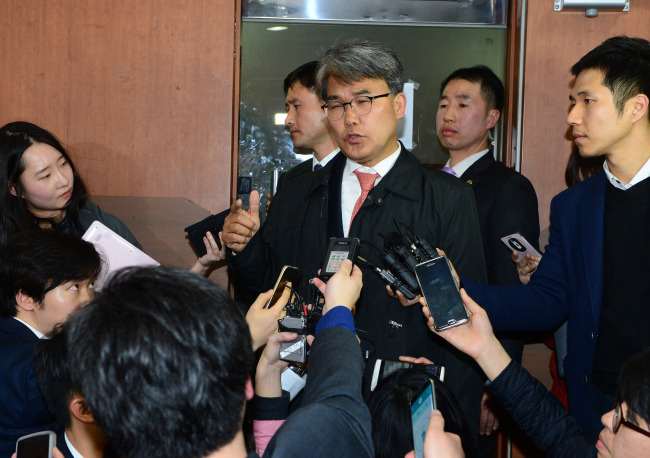 Lee Jae-man, whose nomination for a Daegu constituency was canceled by the Saenuri Party leadership, voices his opposition to the press Friday. (Yonhap)