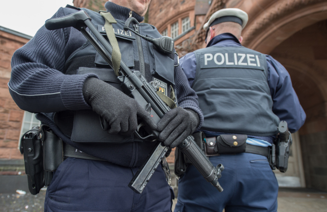 A police officer holds a submachine gun at the main train station in Giessen, central Germany, Friday. (AP-Yonhap)