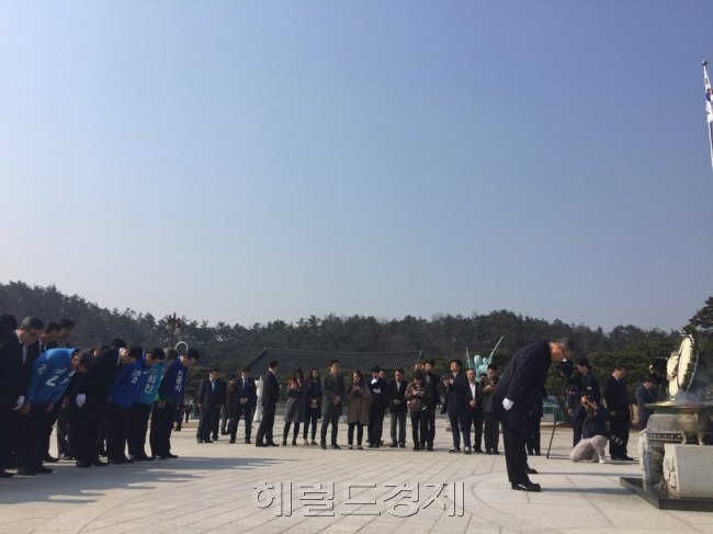사진=27일 광주 5ㆍ18 민주묘지에서 참배하는 김종인 더민주 대표. ［광주=박병국 기자 cook@heraldcorp.com)