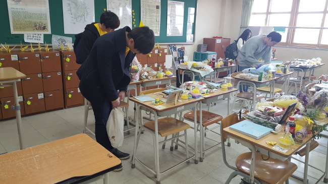 4·16 대학생 새로배움터 학생들이 기억교실을 둘러보고 있다. 이원율 기자/yul@heraldcorp.com
4·16 대학생 새로배움터 학생들이 기억교실을 둘러보고 있다. 이원율 기자/yul@heraldcorp.com