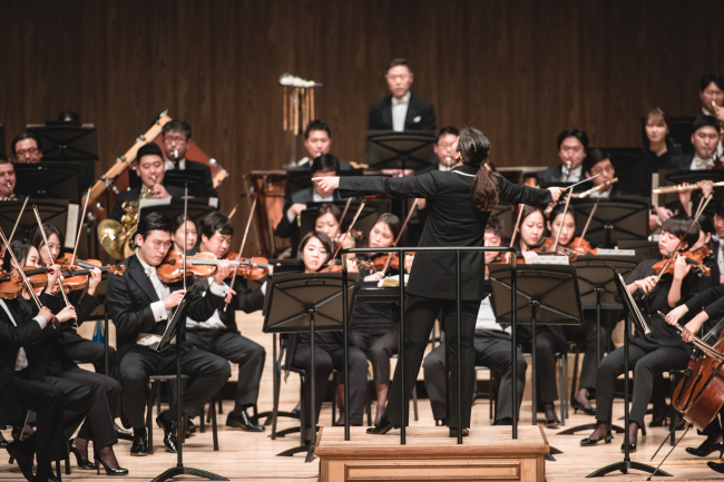 Sung Shi-yeon conducts the Gyeonggi Philharmonic Orchestra in its opening night performance on Friday, kicking off the 2016 Tongyeong International Music Festival in Tongyeong, South Gyeongsang Province. (TIMF)