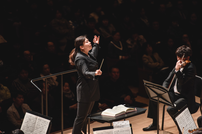 Sung Shi-yeon conducts the Gyeonggi Philharmonic Orchestra in its opening night performance on Friday, kicking off the 2016 Tongyeong International Music Festival in Tongyeong, South Gyeongsang Province. (TIMF)