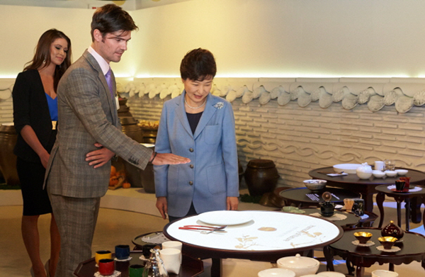 President Park Geun-hye (far fight) looks around the Korean culture center in New York along with “K-Culture” supporters last September. (Cheong Wa Dae)