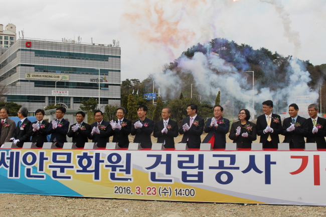Vice Foreign Minister Lim Sung-nam (seventh from right), Vietnamese ambassador to Seoul Pham Huu Chi (seventh from left) and other diplomats and officials from Seoul and Southeast Asian countries take part in a groundbreaking ceremony for the ASEAN Culture House in Busan on Wednesday. (Foreign Ministry)