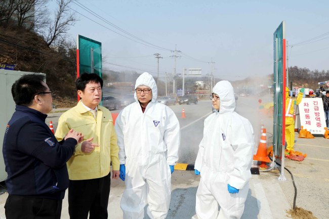 정찬민 용인시장(사진 왼쪽에서 두번째)가 27일 용인 제일리 초소에서 방역활동을 지휘하고있다.
정찬민 용인시장(사진 왼쪽에서 두번째)가 27일 용인 제일리 초소에서 방역활동을 지휘하고있다.