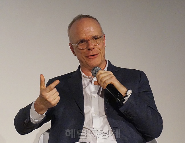 영국 서펜타인갤러리 공동 디렉터인 한스 울리히 오브리스트가 23일 오후 홍콩컨벤션전시센터에서 뉴질랜드 출신 작가 사이먼 데니 등과 아티스트토크를 가졌다. [사진(홍콩)=김아미 기자/amigo@heraldcorp.com]