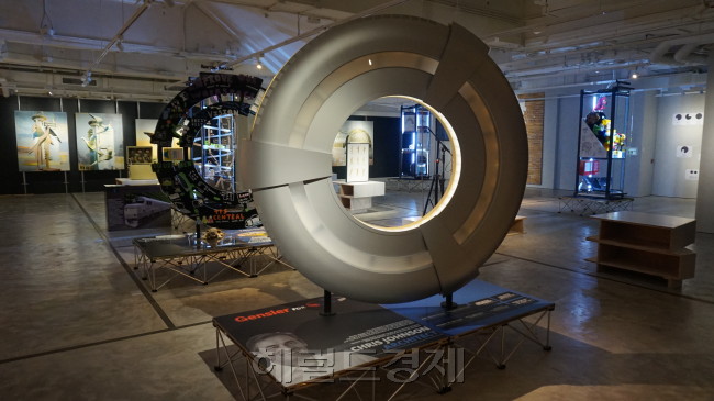 홍콩 셩완에 위치한 코스코타워 1층 공간에서 ‘핵스페이스’ 전시가 열리고 있는 모습. 사이먼 데니의 작품. [사진(홍콩)=김아미 기자/amigo@heraldcorp.com]