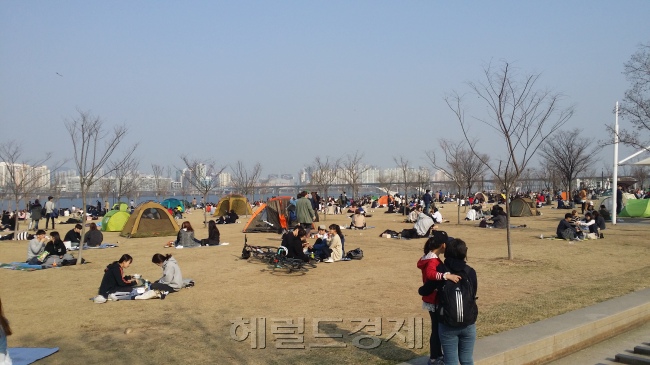 최근 서울의 낮 기온이 15도까지 올라가는 등 포근한 날씨를 보인 가운데 서울 여의도 한강시민공원을 찾은 시민들이 휴일을 즐기고 있다. 사진=강문규 기자/mkkang@heraldcorp.com