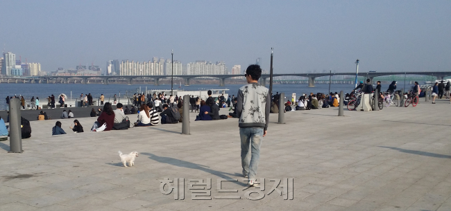 최근 서울의 낮 기온이 15도까지 올라가는 등 포근한 날씨를 보인 가운데 서울 여의도 한강시민공원을 찾은 시민들이 휴일을 즐기고 있다. 사진=강문규 기자/mkkang@heraldcorp.com