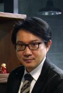 a: 선로변경 문제:우리는 브레이크가 고장 난 전차가 달리고 있는 것을 목격한다. 그대로 달리면 5명이 사망한다. 전차의 방향을 변경하면 5명을 살리고 1명은 사망한다.
b: 육교 문제:철로 위의 육교에서 뚱뚱한 사람과 함께 이 모습을 목격한다. 뚱뚱한 사람을 강제로 밀어서 전차를 미리 정지 시키면 5명을 살리고 1명은 사망한다.