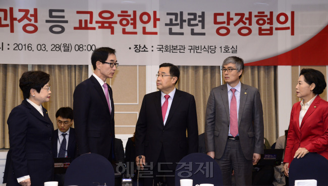 김정훈 새누리당 정책위의장과 이준식 사회부총리 겸 교육부장관이 28일 오전 국회에서 열린 누리과정 등 교육현안 관련 당정협의에서 이야기를 나누고 있다. 박해묵 기자/mook@heraldcorp.com