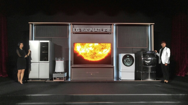서울 서초구 LG전자 서초R&D캠퍼스에서 28일 열린 초프리미엄 ‘LG 시그니처’ 신제품발표회에서 모델들이 제품을 소개하고 있다.   [사진제공=LG전자]