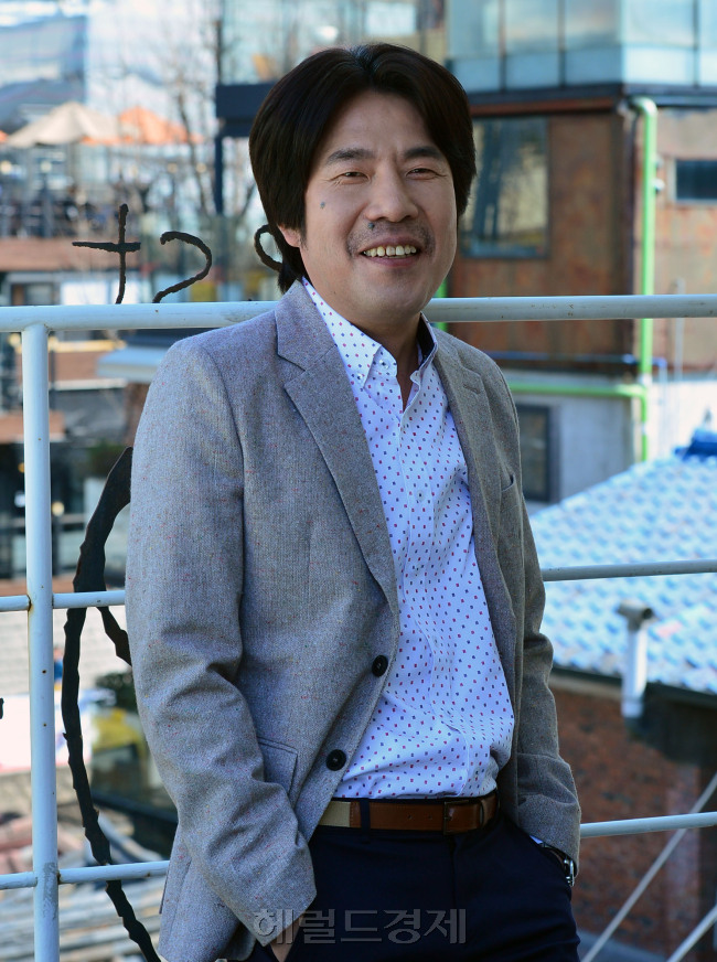 [사진=첫 주연작인 영화 ‘대배우’의 오달수를 최근 서울 종로구 삼청동의 한 카페에서 만났다. 윤병찬 기자/yoon4698@heraldcorp.com]