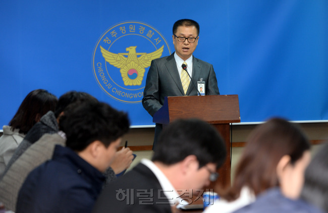 충북 청주 청원경찰서 곽재표 수사과장이 28일 오전 청주청원경찰서 소회의실에서 ‘4세 안승아양 아동학대와 사체유기 사건’에 수사결과를 발표하고 있는 가운데 많은 취재진들이 사건 결과에 주목하고 있다. 시민들의 관심이 쏠린 이 사건이 안 양의 시신을 찾지 못 한 채 마무리되면서 향후 검찰 수사와 재판과정에 개운치 않은 뒷맛을 남기게 됐다.  박현구 기자/ phko@heraldcorp.com