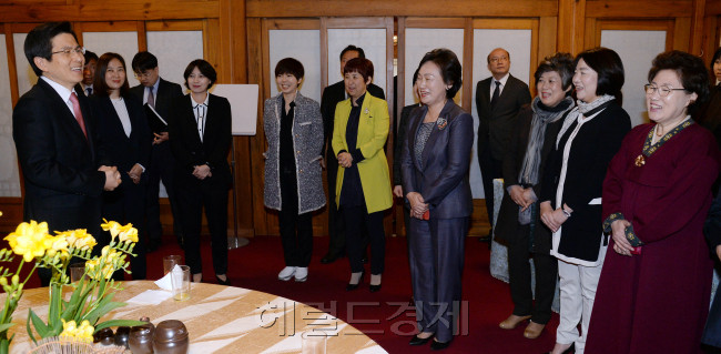 황교안 국무총리가 28일 오전 서울 삼청동 총리공관에서 열린 여성경제인협회와의 간담회에서 참석자들과 이야기를 나누고 있다./ 안훈 기자 rosedale@heraldcorp.com 2016.03.28
황교안 국무총리가 28일 오전 서울 삼청동 총리공관에서 열린 여성경제인협회와의 간담회에서 참석자들과 이야기를 나누고 있다./ 안훈 기자 rosedale@heraldcorp.com 2016.03.28