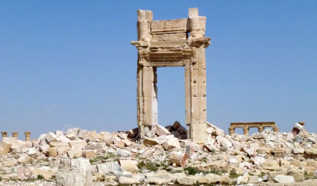 A general view shows the remains of the entrance to the iconic Temple of Bel that was destroyed by Islamic State group jihadists in September 2015 in the ancient city of Palmyra. Government troops recaptured the UNESCO world heritage site from IS on Sunday. (AFP-Yonhap)