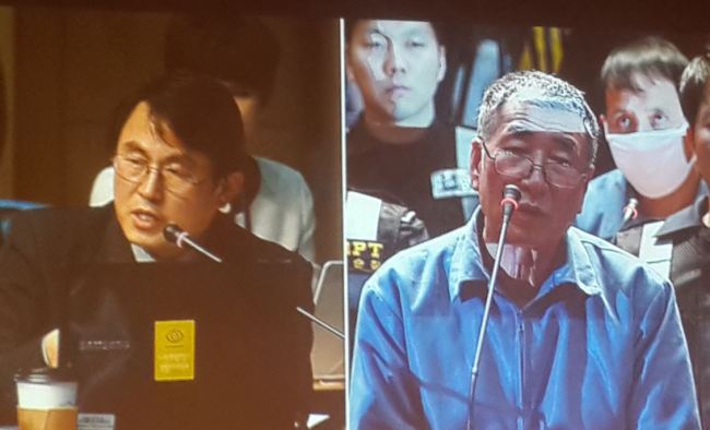 (사진 우측)이준석 세월호 선장이 김서중 청문회 위원에게 받은 질문에 대해 대답하고 있다.
(사진 우측)이준석 세월호 선장이 김서중 청문회 위원에게 받은 질문에 대해 대답하고 있다.