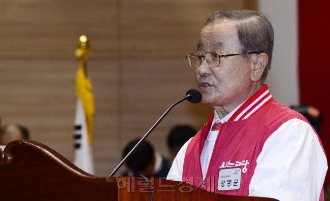 제20대 총선 새누리당 공천자대회가 28일 국회 의원회관 대강당에서 열린 가운데 강봉균 공동선대위원장이 새누리당 공약에 대해서 설명하고 있다. 박해묵 기자/mook@heraldcorp.com