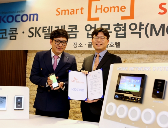 SK텔레콤과 코콤은 28일 골든서울 호텔에서 열린 체결식에서 SK텔레콤 조영훈 Home사업본부장(사진 오른쪽)과 코콤 고진호 부사장(사진 왼쪽)이 참석한 가운데 스마트홈 서비스 업무협약(MOU)을 체결했다고 29일 밝혔다.