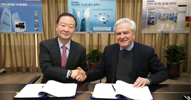 강성희 오텍그룹 회장과 빌 슈트리베(William F. Striebe) UCT그룹 부사장이 파킹시스템 부문 인수에 합의했다.