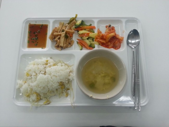 요즘 대학생들을 보면 고단한 청춘 인생이 느껴진다. 경기불황이 낳은 애로 사항이다. 사진은 서울대 학생식당의 ‘1000원짜리 식단’.