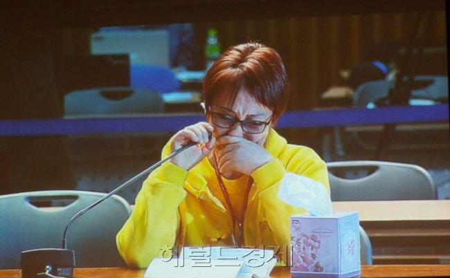 세월호 유가족인 순범 엄마가 29일 열린 제2차 세월호 청문회에 참고인으로 참석해 발언하고 있다. 신동윤 기자/realbighead@heraldcorp.com