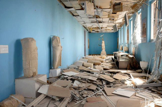 This photo, released Sunday by the Syrian official news agency SANA, shows destroyed statues at the damaged Palmyra Museum, in Palmyra City, central Syria. (AP-Yonhap)