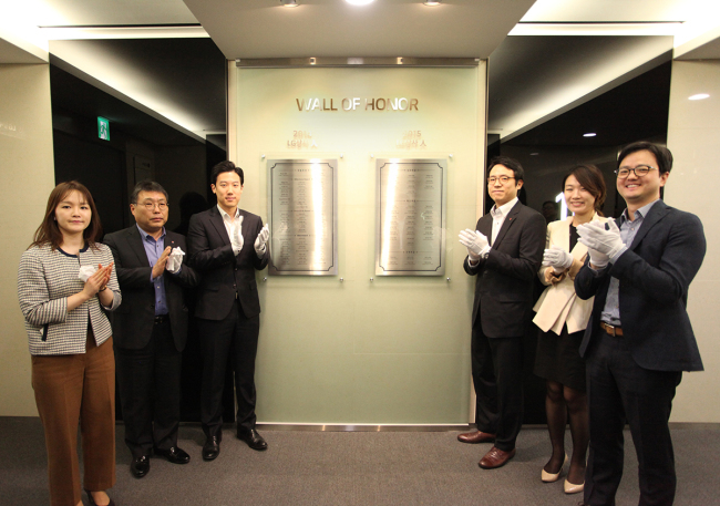 LG상사가 지난 29일 우수한 성과를 창출한 임직원들의 이름을 새겨 기념하는 명예의 벽(Wall of Honor)을 LG트윈타워 본사에 설치하고 제막식을 가졌다. 사진은 송치호 대표(왼쪽에서 두번째)와 직원 40여명이 참석한 가운데 열린 제막식 모습.
[사진제공=LG상사]