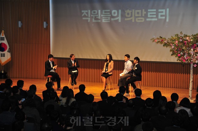 박원순 서울시장이 30일 오전 8시 정례조례 후 직원들과 조직문화에 대해 토크쇼를 하고 있다. 서울시는 이날 휴가목표를 설정하고 목표를 달성하지 못하면 휴가 보상금을 주지 않겠다는 등의 ‘조직문화 혁신방안’을 발표했다. [사진제공=서울시]